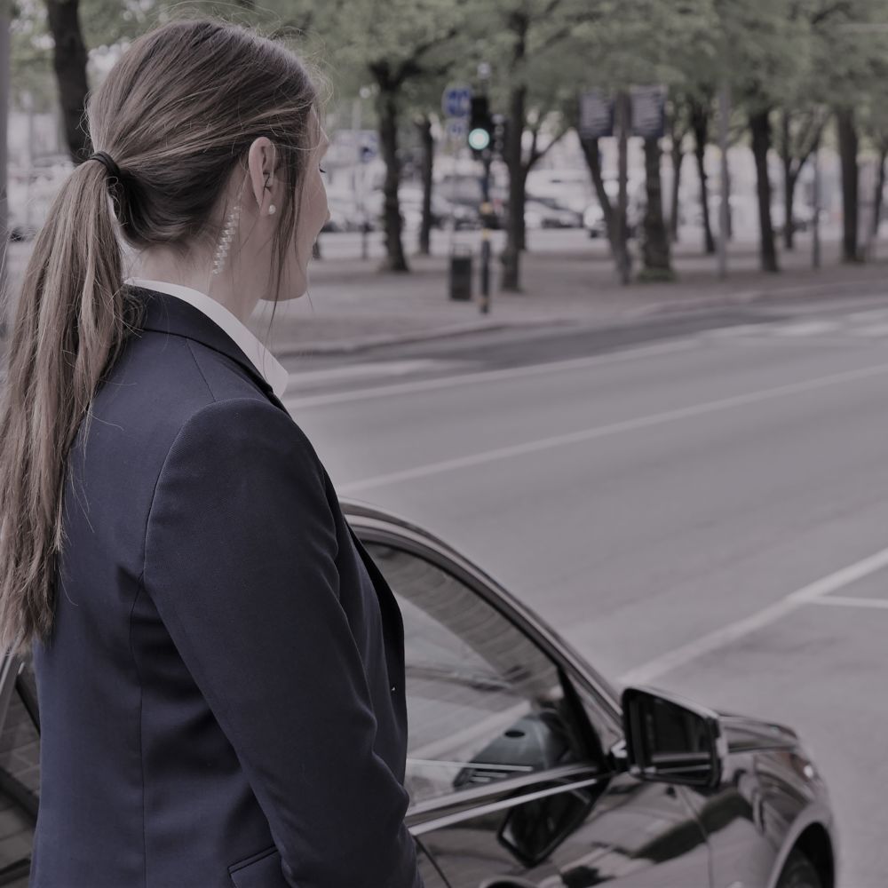 kvinna-som-arbetar-med-personskydd-i-sverige